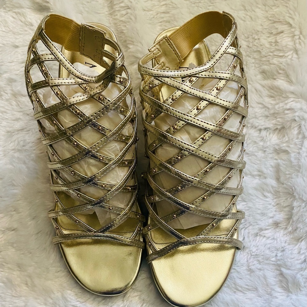 NEW Amanda Gold Sandals Size 8 W No Box.